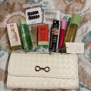 Christmas 🎄 bundle 9 - Woven Clutch with pixi  complete makeup set